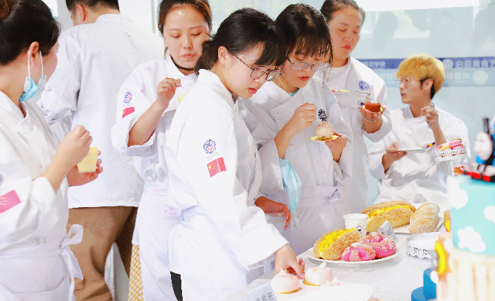 学蛋糕甜点适合在哪里学